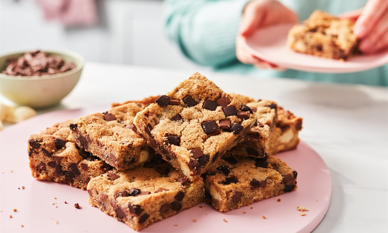 Triple Chocolate Cookie Bars Recipe | Dr. Oetker