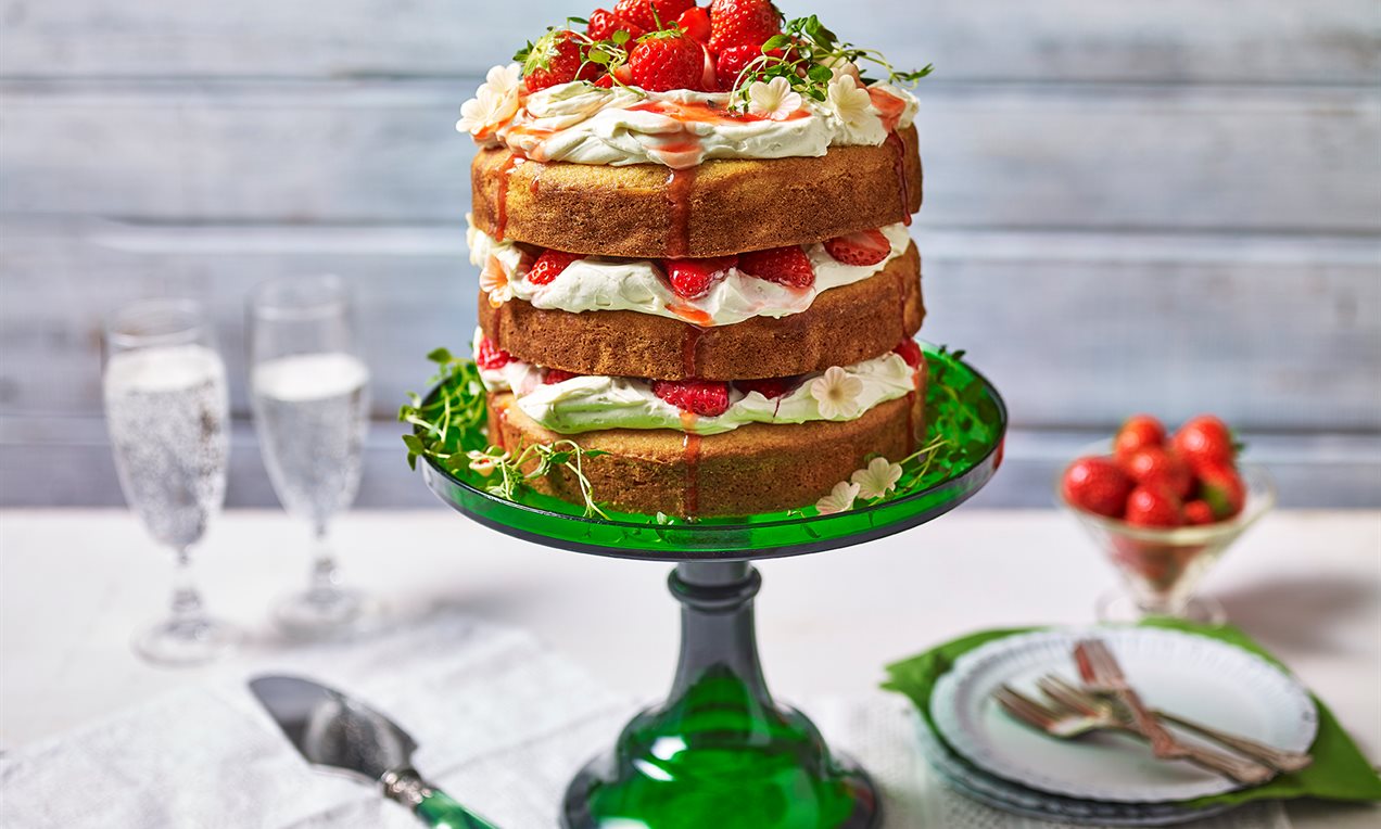 Strawberries & Cream Cake Recipe | Dr. Oetker