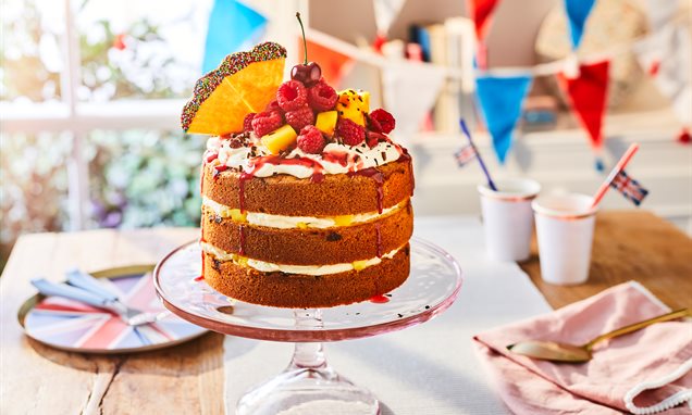 A home baked orange, chocolate, fruit cake made using a Nigella Lawson  recipe. The moist cake is decorated with slices of fresh orange Stock Photo  - Alamy