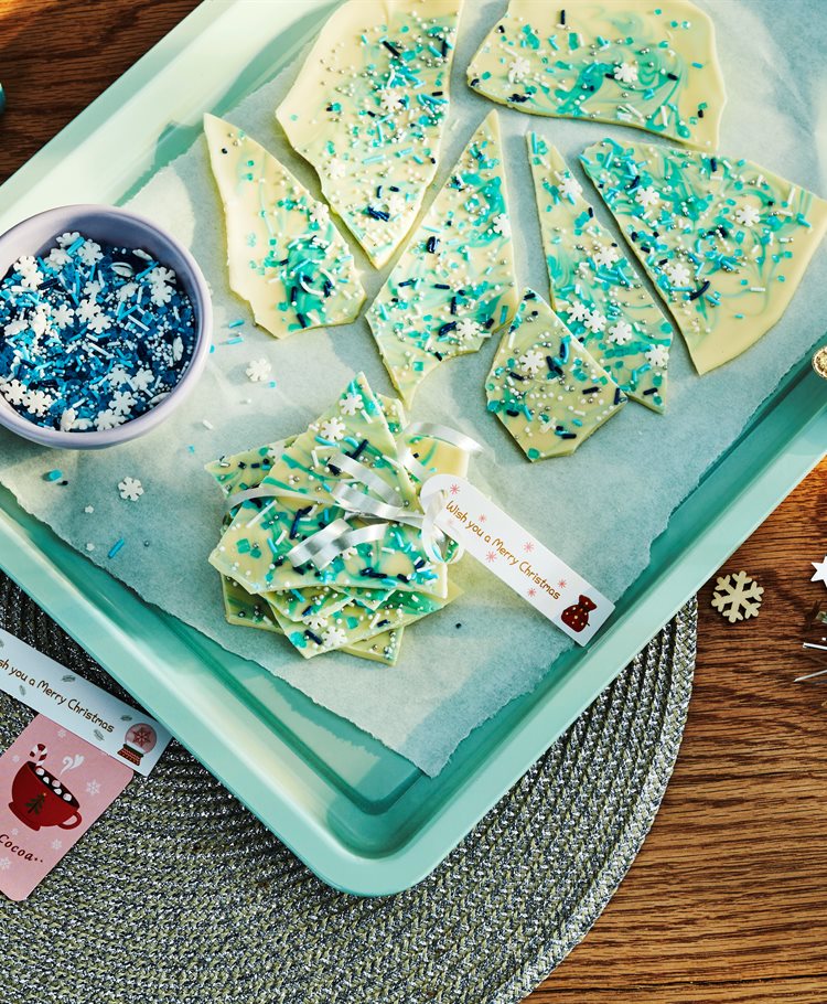 https://recipesblob.oetker.co.uk/assets/4f49166b881f4c61a0afa36e07fd7269/750x910/white-chocolate-christmas-bark.jpg