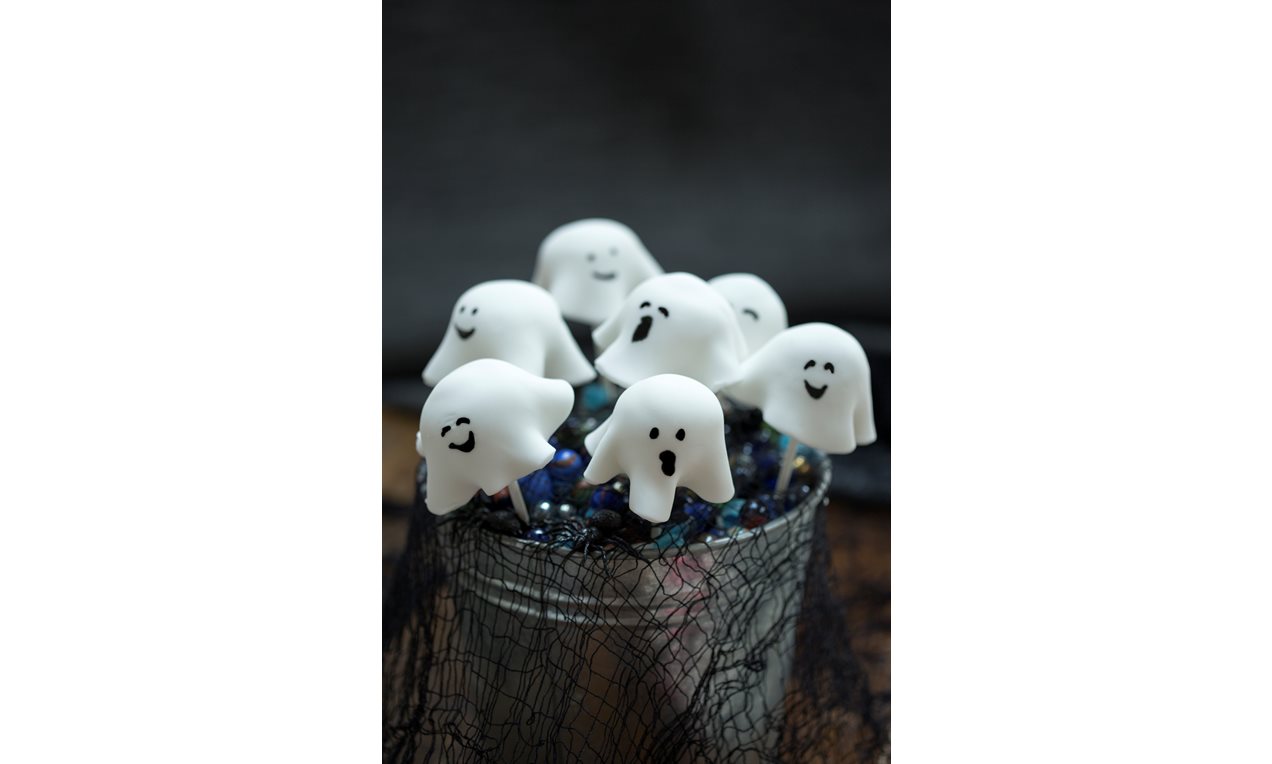 Spooky Ghost Cake Pops Recipe | Dr. Oetker