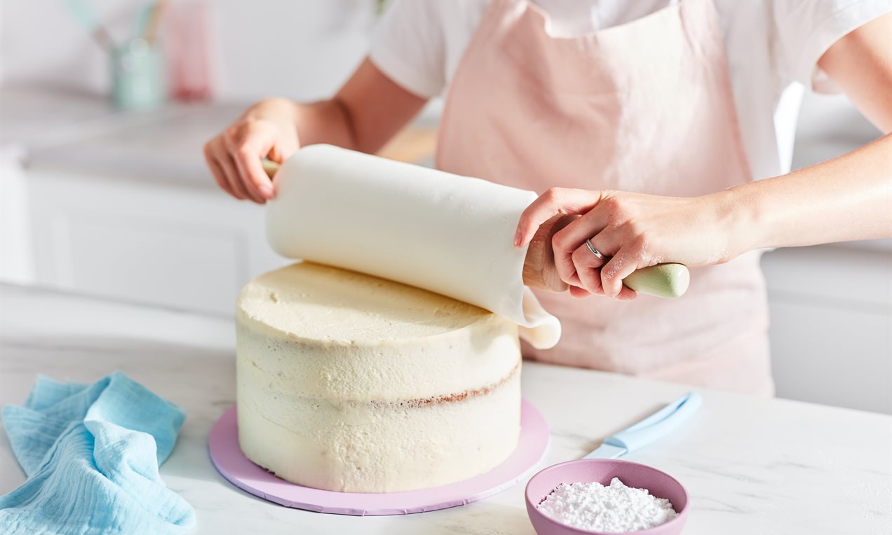 Picture - Covering a cake in fondant