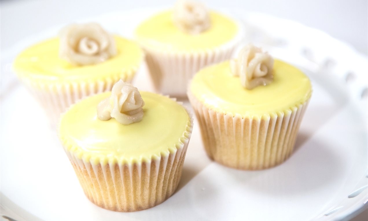 Lemon and White Chocolate Cupcakes Recipe | Dr. Oetker