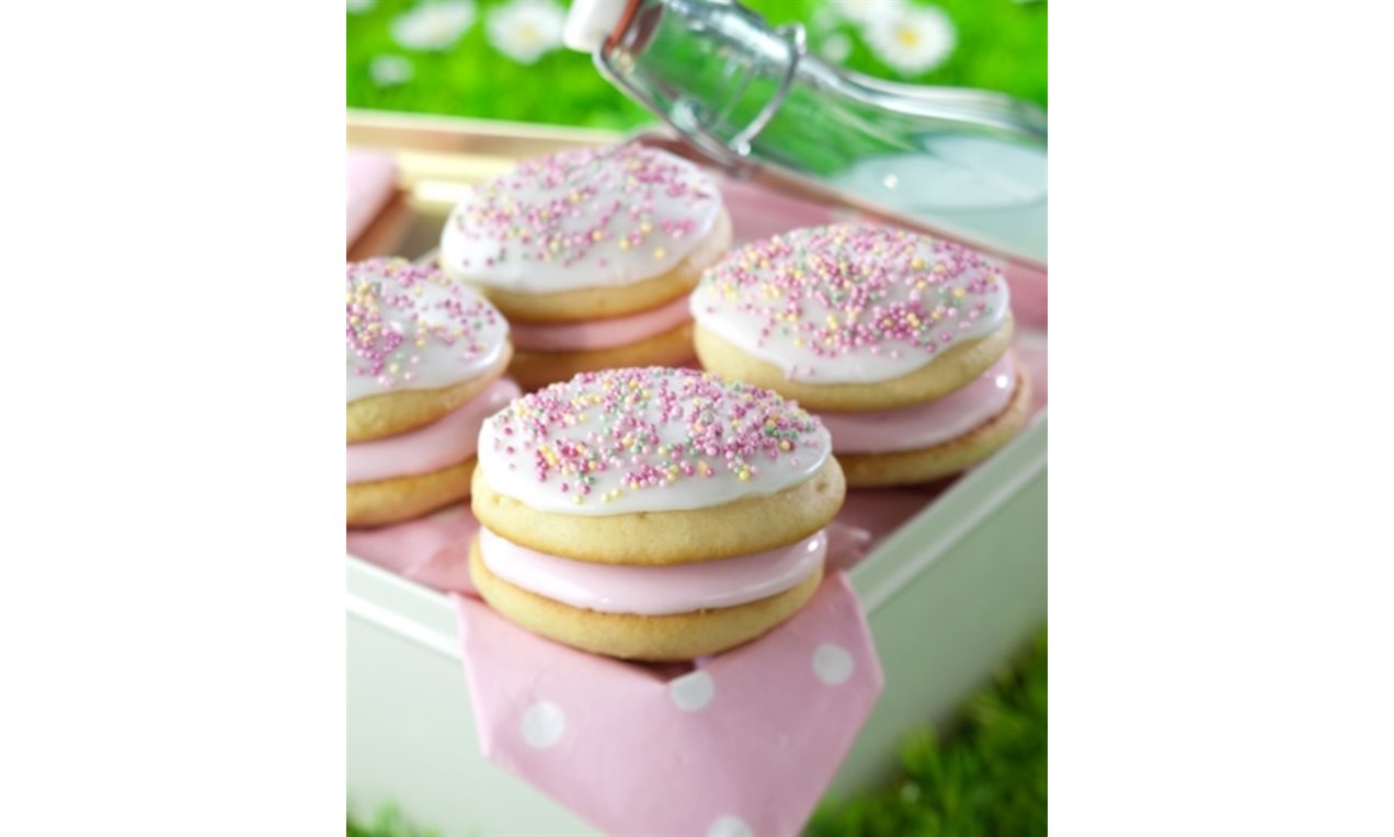 Classic Vanilla Whoopie Pies Recipe | Dr. Oetker